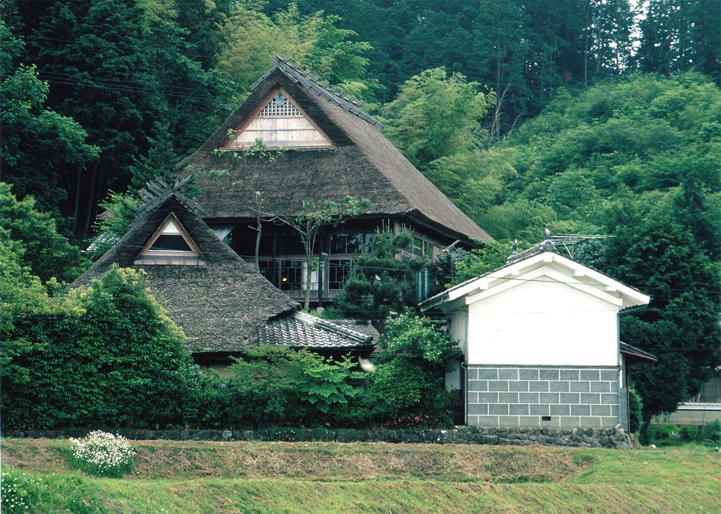 かやぶき音楽堂全景