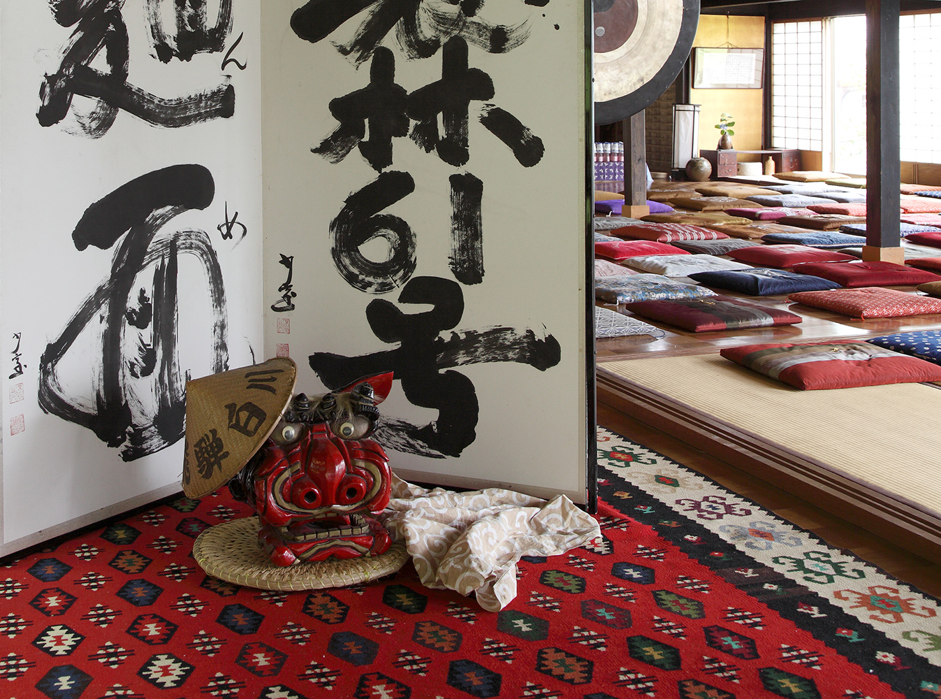 かやぶき音楽堂内部