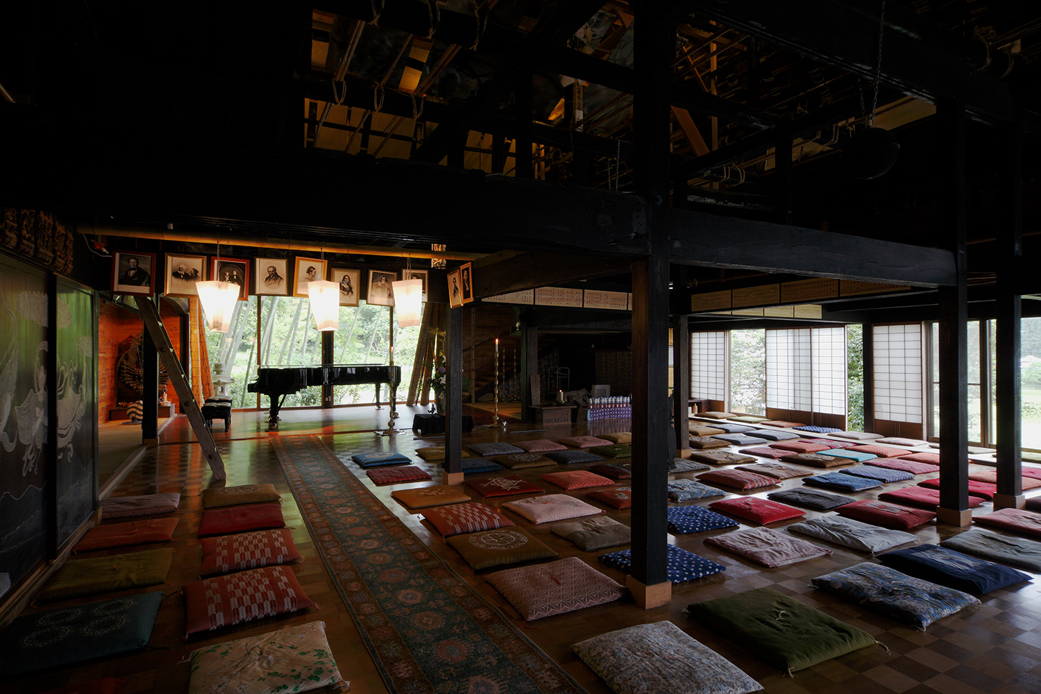 かやぶき音楽堂内部